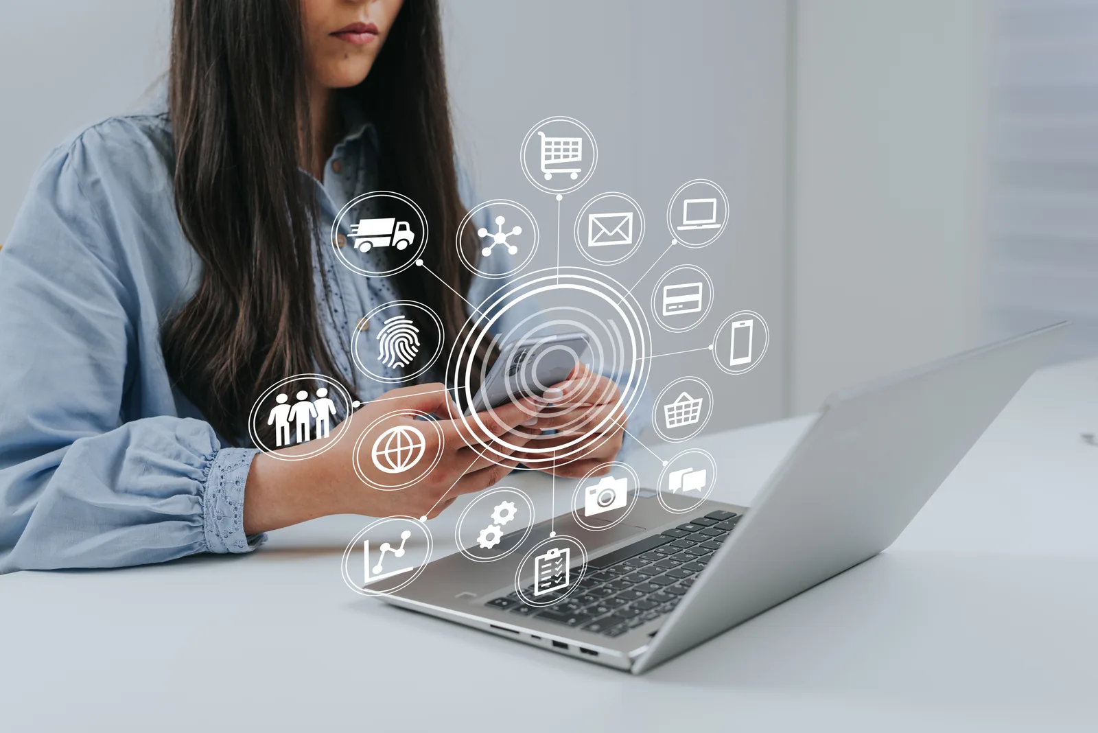 Marketinška stručnjakinja analizira digitalne kanale na mobitelu i prijenosnom računalu